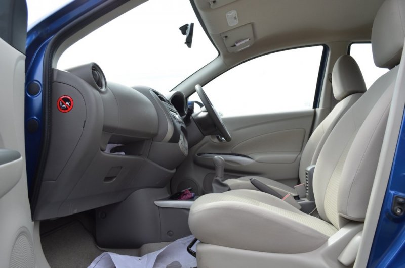 Nissan Sunny Front Interior.jpg