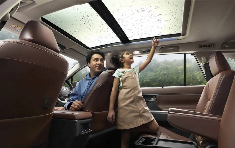 Toyota-Innova-HyCross-Sunroof.jpg