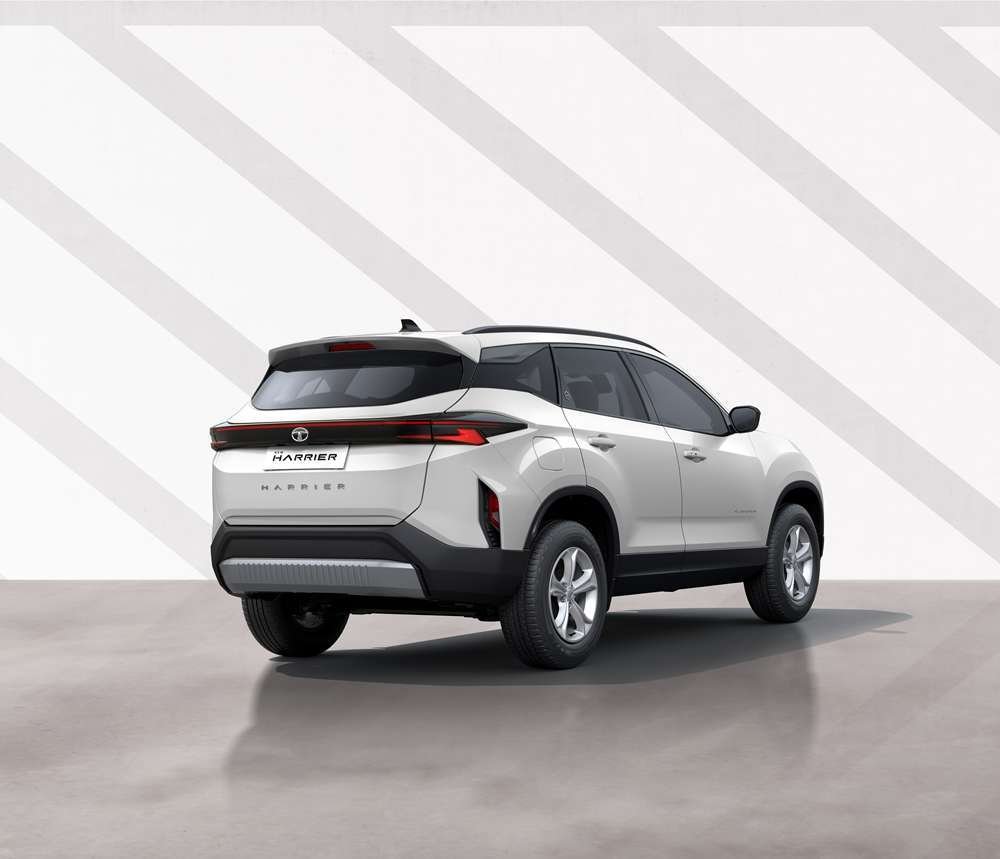 Tata-Harrier-Smart-Rear-Quarter.jpg