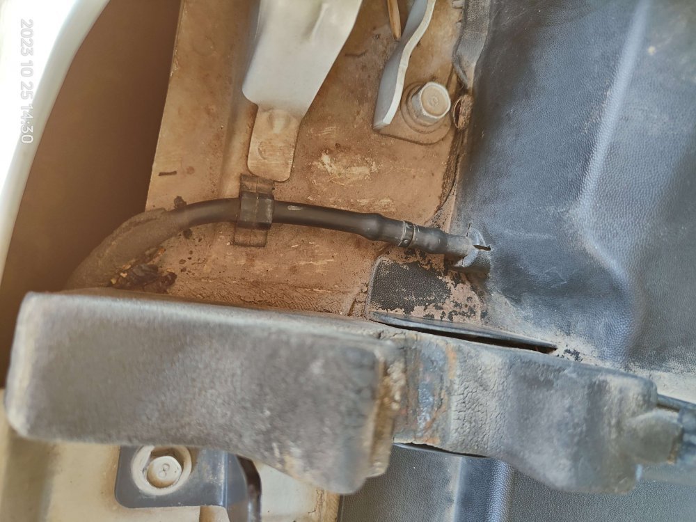 3. Disconnect the wiper washer pipe connector.jpg