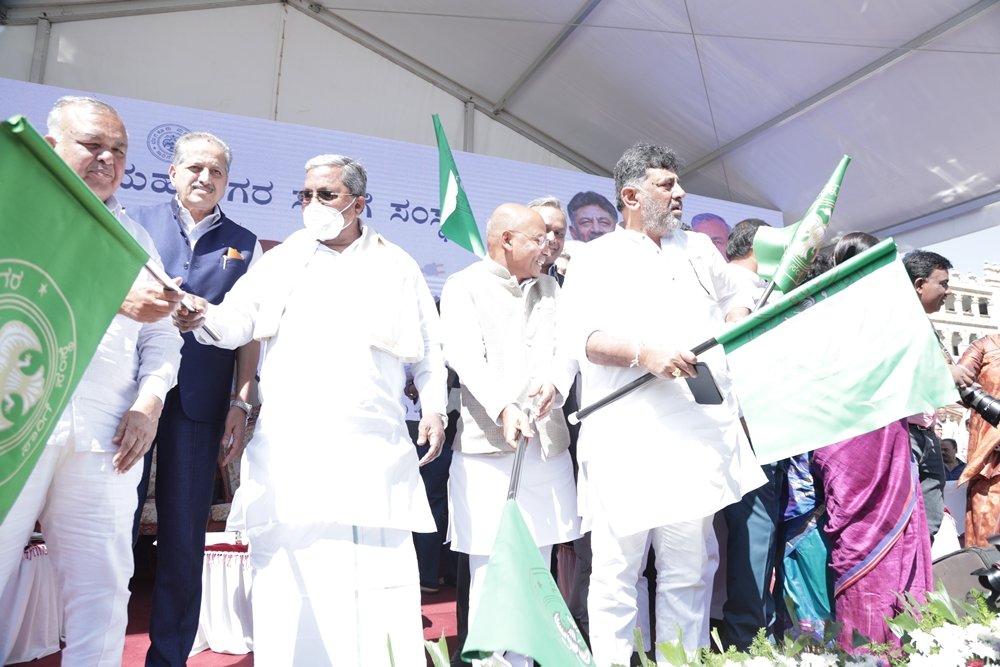 Tata Motors' e-buses were inducted by Hon’ble Chief Minister of Karnataka, Shri Siddaramaiah &...jpg