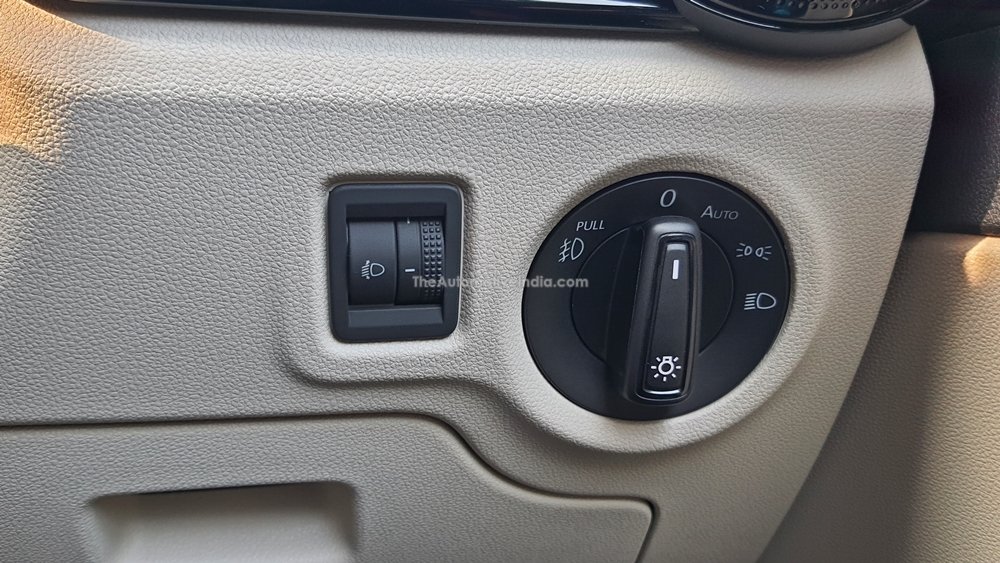 Skoda-Slavia-Headlamp-Controls.jpg