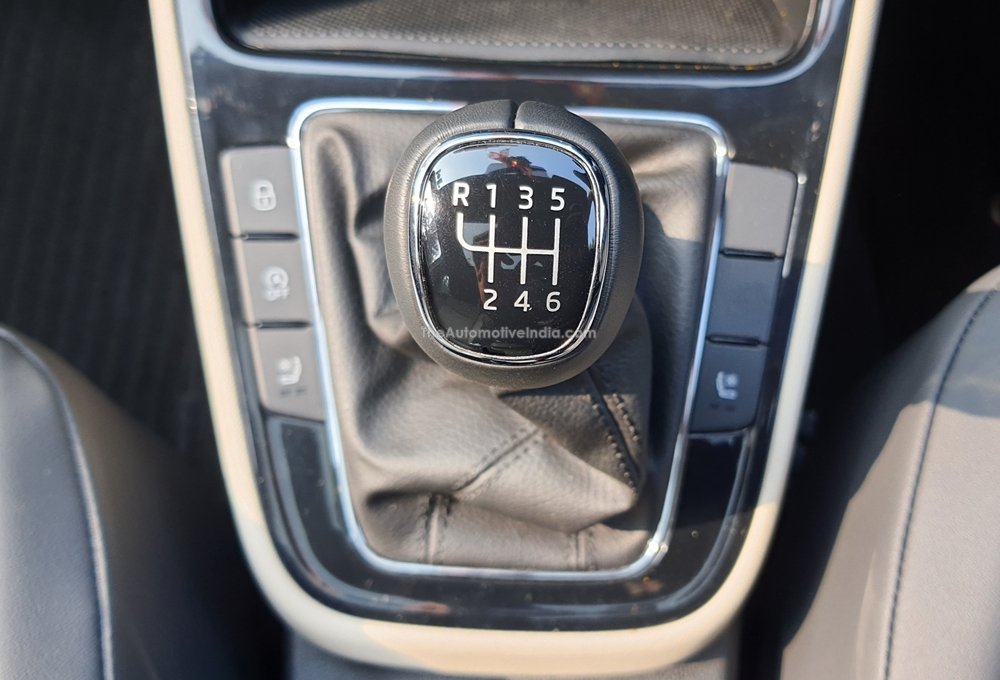 Skoda-Slavia-Manual-Gearlever.jpg