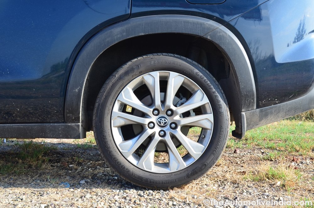 Toyota-Innova-Hycross-Alloys.JPG