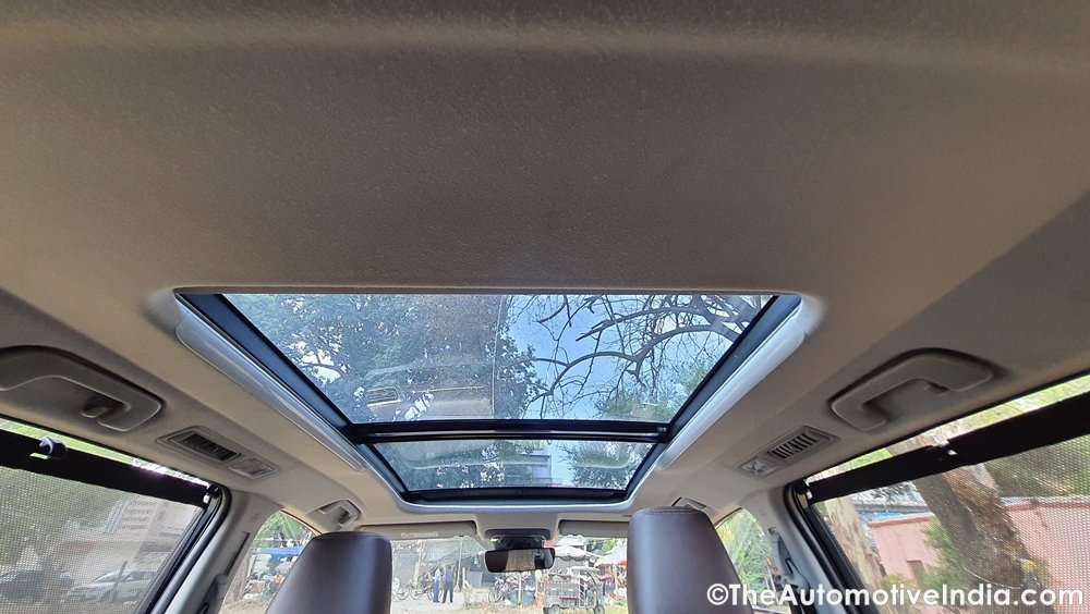 Toyota-Innova-Hycross-Panoramic-Sunroof.jpg