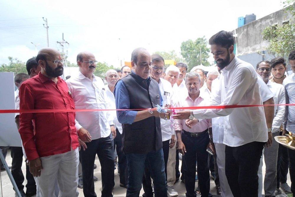 Ribbon-cutting ceremony Priyesh Kumar Brand Director Jeep (Middle) with Dilip Deshmukh Directo...JPG