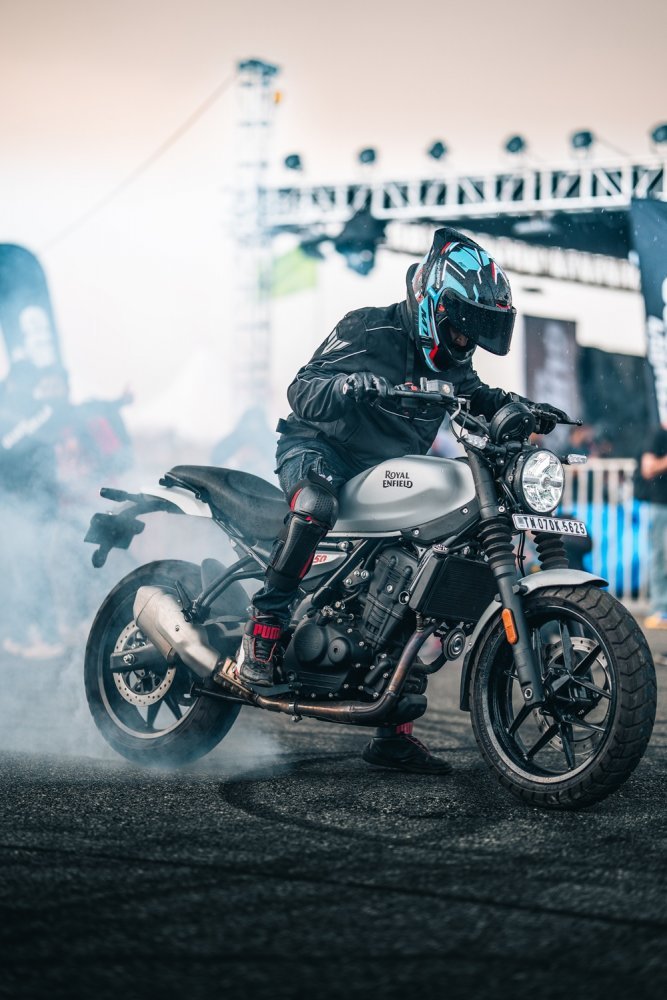 Royal Enfield Guerrilla 450 Vroom Drag Meet.jpg