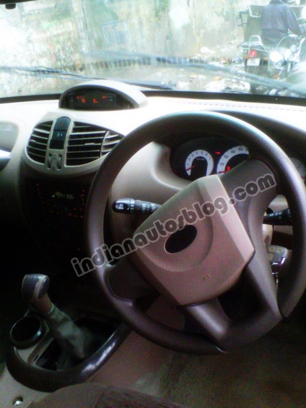 aug01-mahindra-mini-xylo-india-steering-wheel.jpg