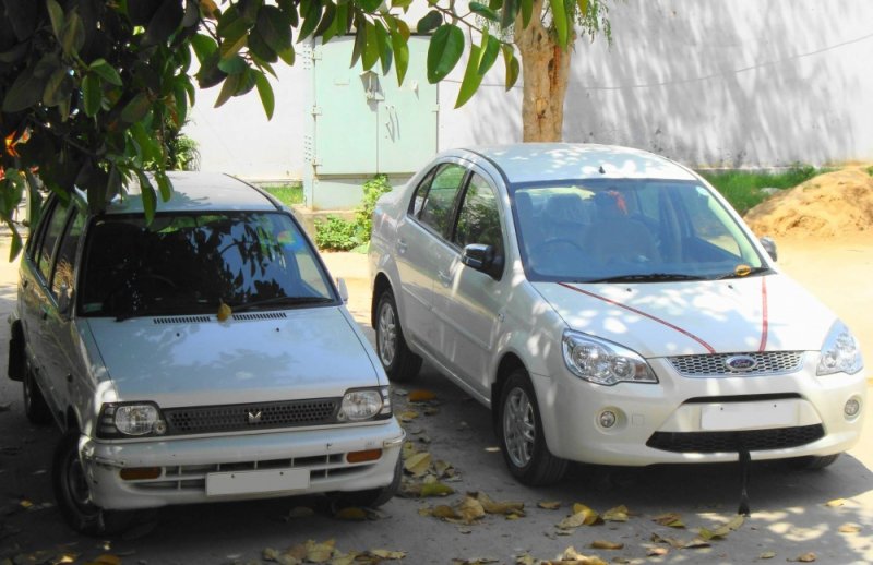 Maruti 800-Ford Fiesta.jpg