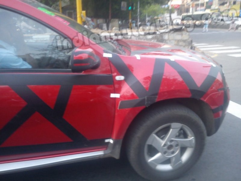 Renault-Duster-test-mule-front-fender.jpg