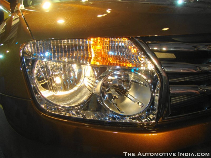 Renault-Duster-Headlamp-1.jpg