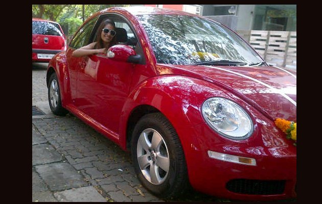 Bipasha-Basu-Volkswagen-Beetle.jpg