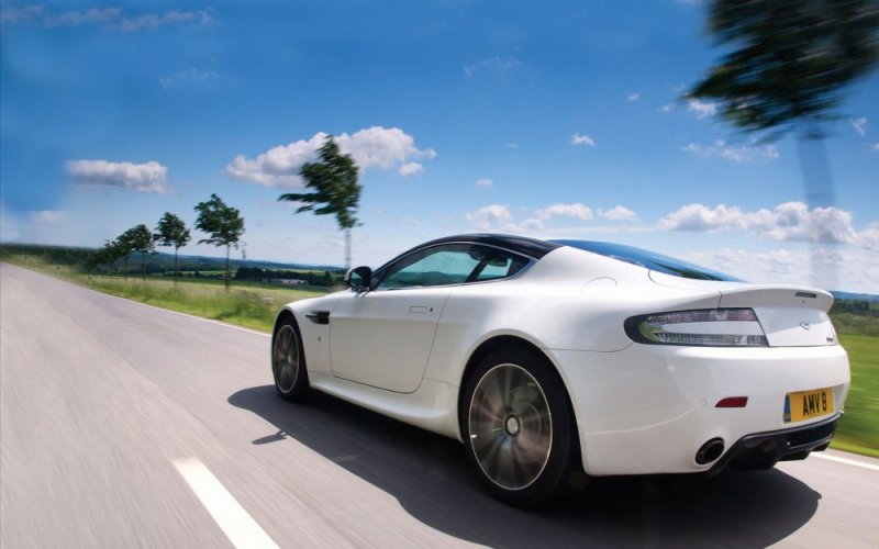 Aston-Martin-V8-Vantage-N420-2011-widescreen-10.jpg