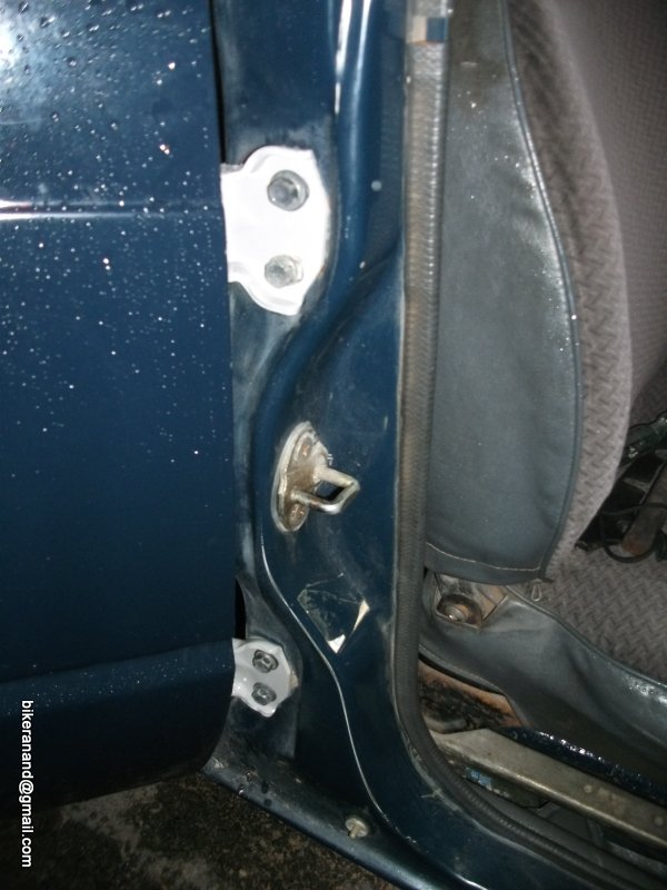 REAR DOOR HINGES.JPG