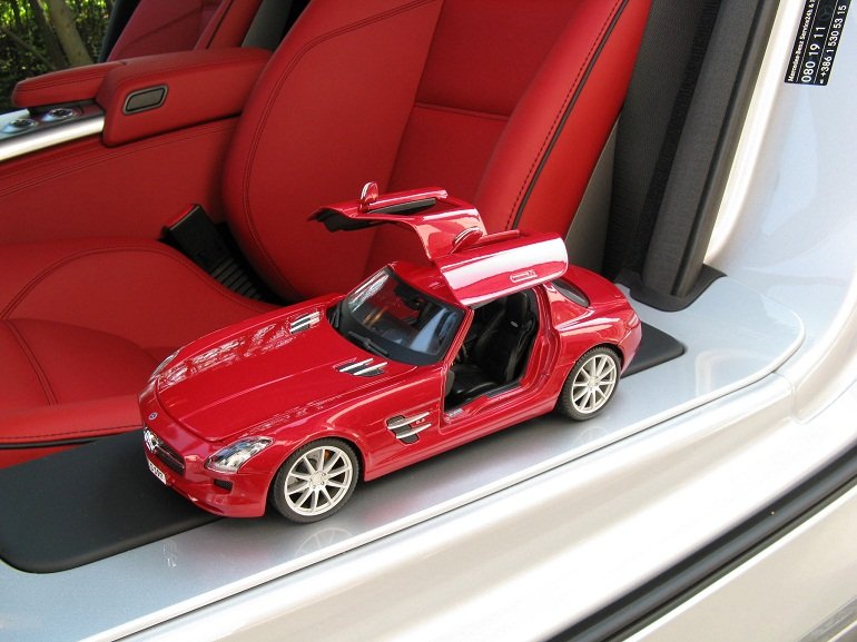 SLS-Mercedes-1-18-model-car-miniature.JPG