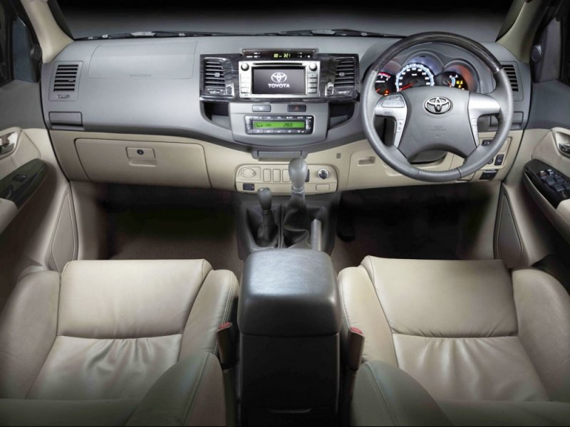 new-toyota-fortuner-interior-dashboard.jpg