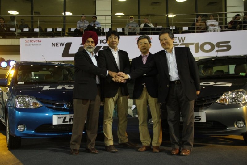 From L-R - Mr. Sandeep Singh, DMD & COO, Mktg & Commercial, TKM, Mr. Akio Nishimura, Chief Engin.jpg