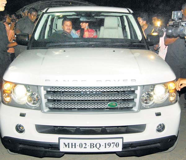 Saif Ali Khan's Range Rover 1.jpg