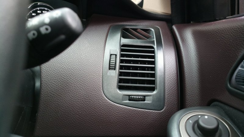 AC vent - right.jpg