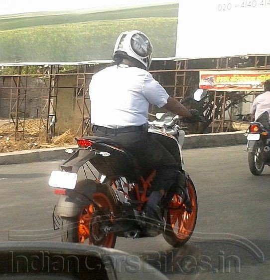 2013-KTM-Duke-390-Sspyshot-1.jpg