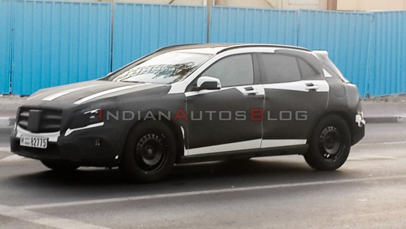 Mercedes-Benz-GLA-Class-spied-in-Dubai-side.jpg