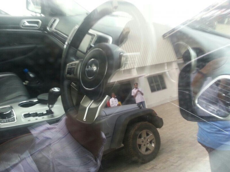 2011-Jeep-Grand-Cherokee-spied-in-India-interior.jpg