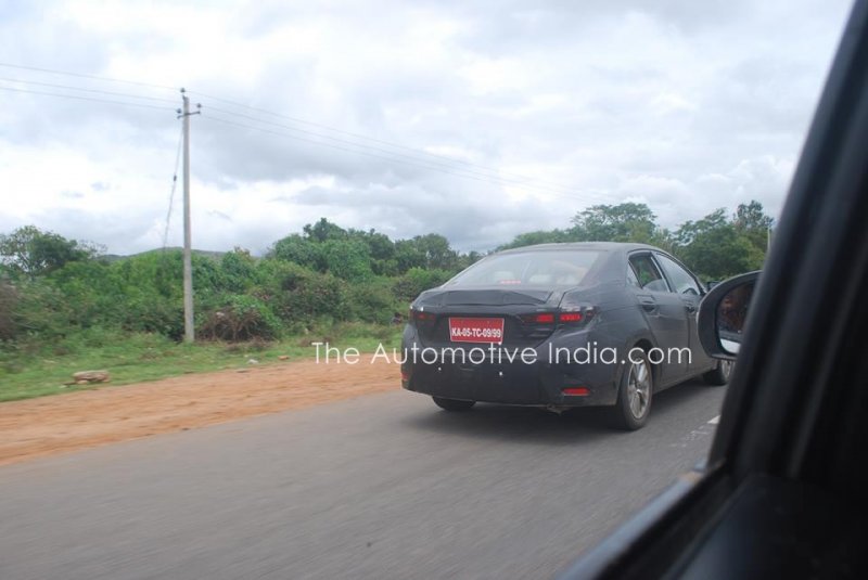 New-Toyota-Corolla-2015-Spied-India-2.jpg